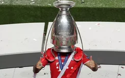 欢乐时刻！卢卡斯晒出头套欧冠奖杯庆祝视频