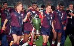 足球老照片：1995年5月24日欧冠决赛阿贾克斯1比0AC米兰夺冠庆祝