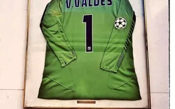 巴尔德斯晒06年欧冠决赛球衣：这是我球员生涯的唯一收藏