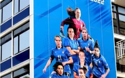 荣耀时刻！意大利足协大楼外挂起了欧洲杯夺冠海报
