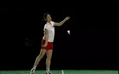 羽毛球正确发球姿势和方法（打羽毛球的发球动作要领）
